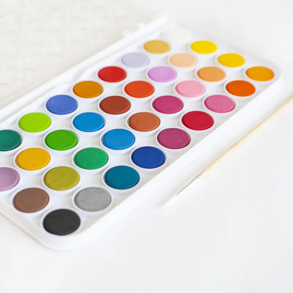 Paleta de gouache con témperas mezcladas, foto de muestra